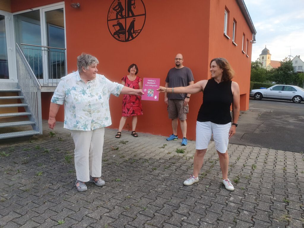 Personen die vor einem orangefarbenen Haus stehen. Von links: Ursula Hahnel, Eva Schraml, Andreas Kolb und Kerstin Celina, Bild: Stefanie Finster